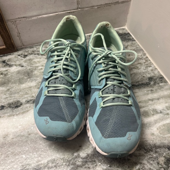 On Running Shoes - Picture 2 of 4